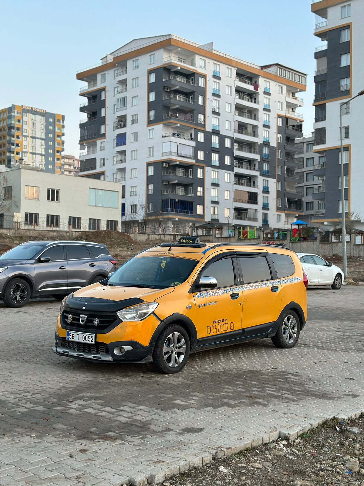 Siirt Işık Taksi sarı taksi aracı Siirt Otobüs Terminali önünde